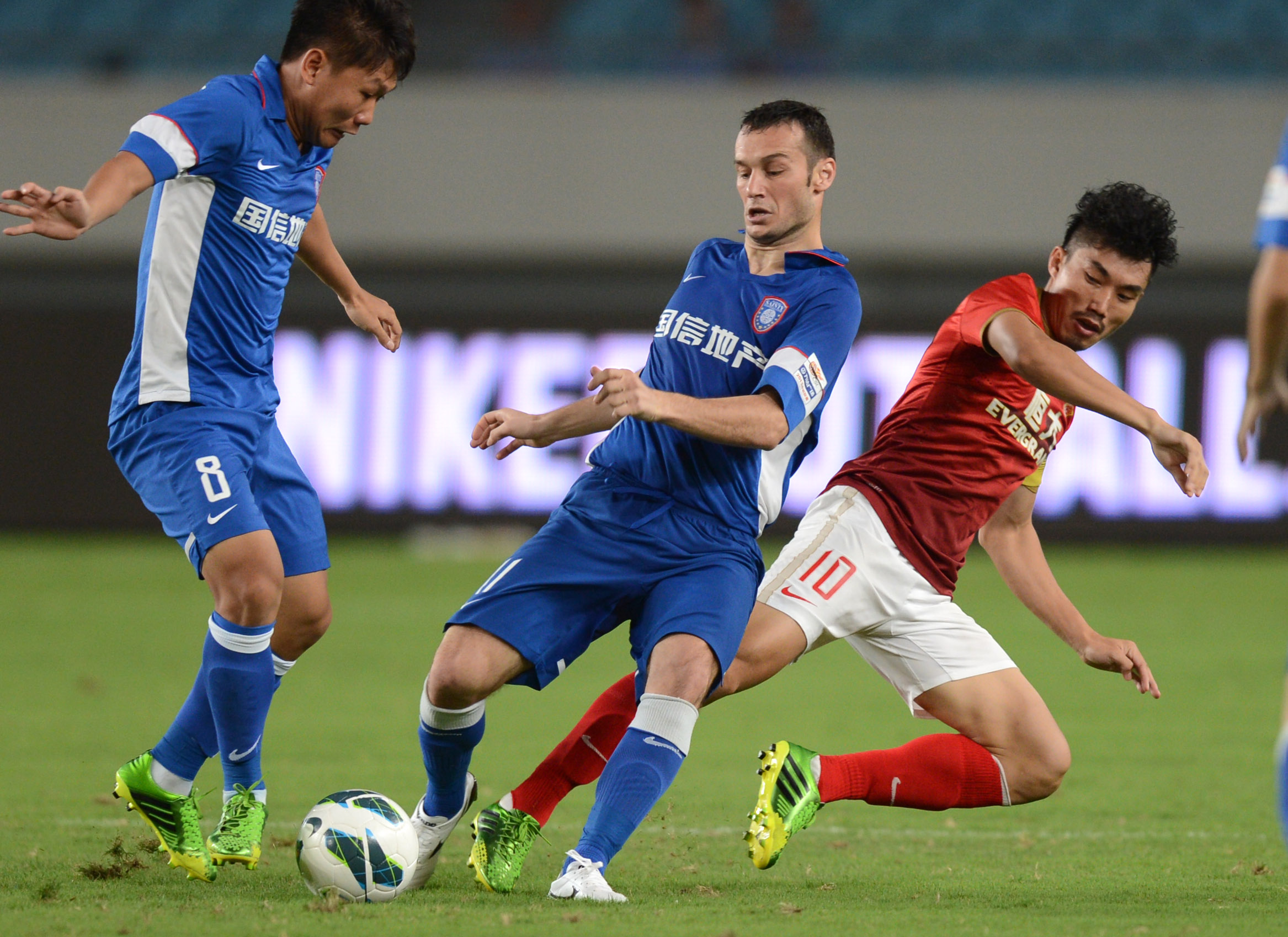 申京背打碾压勾手反超（申京背身强攻碾压，勾手命中反超比分）