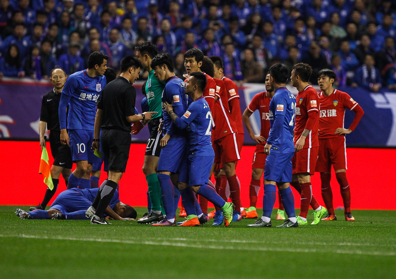 勇士3连胜！库里一举动感动汤普森 弗拉格27分成萌神26000分陪衬（勇士豪取三连胜！库里暖举感动汤普森，弗拉格27分仍为萌神26000分的陪衬）