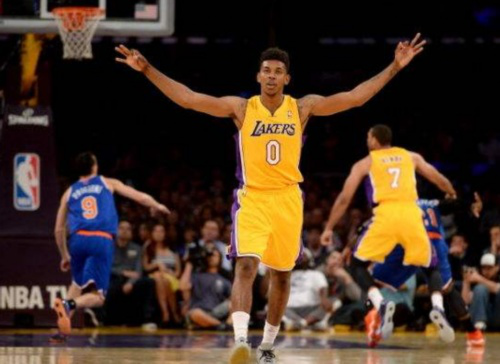 卡萨诺盛赞劳塔罗：他已经4年没去休假了，批评他的人真无知（卡萨诺力挺劳塔罗：四年未休假，批评者实在无知）